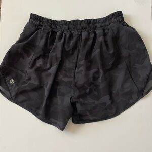 Lululemonn black camo “hotty hot” short. 4”